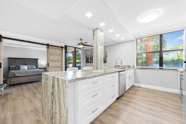 Building Photo - 450 Egret Cir