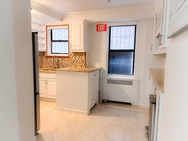 Building Photo - 420 W 206th St