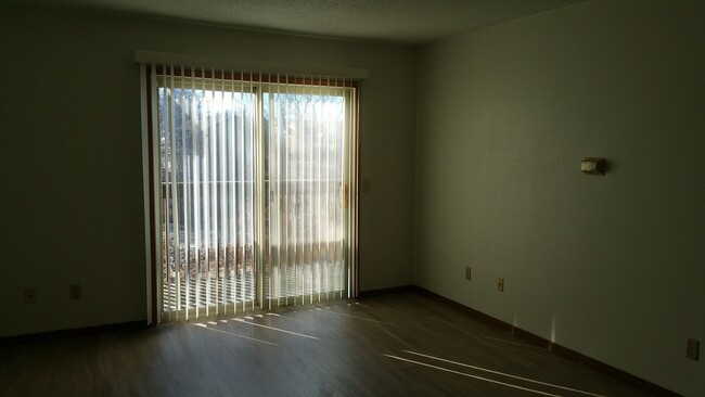 Building Photo - 1 bedroom, 1 bath condo on Iowa City's wes...