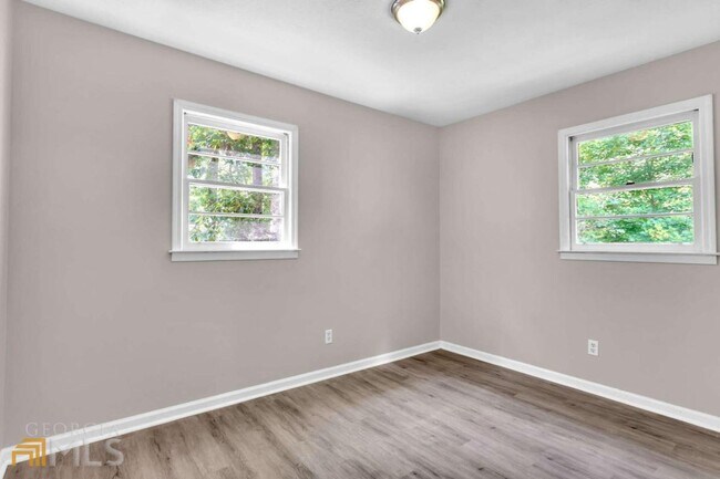 Building Photo - 2070 Twelve Oaks Cir