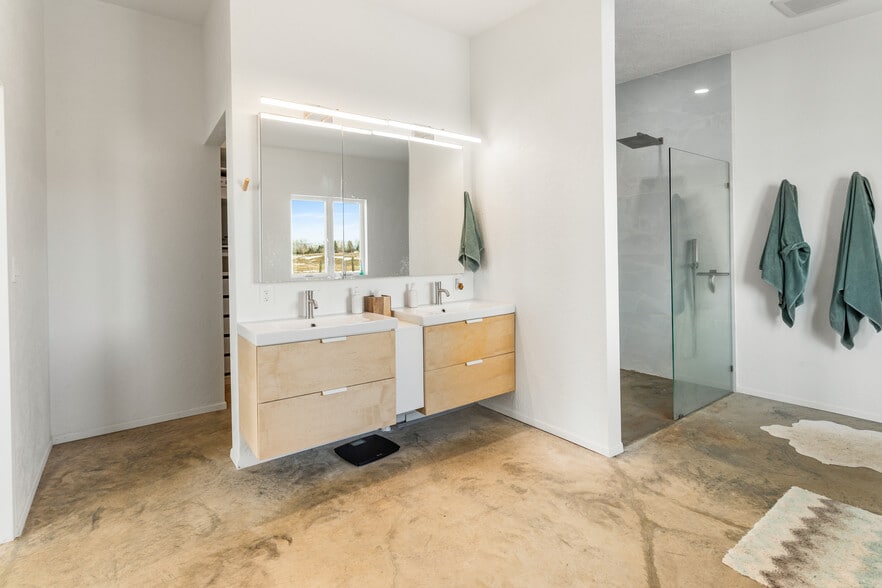 Master Bath - 5052 Hoblitt Ln N
