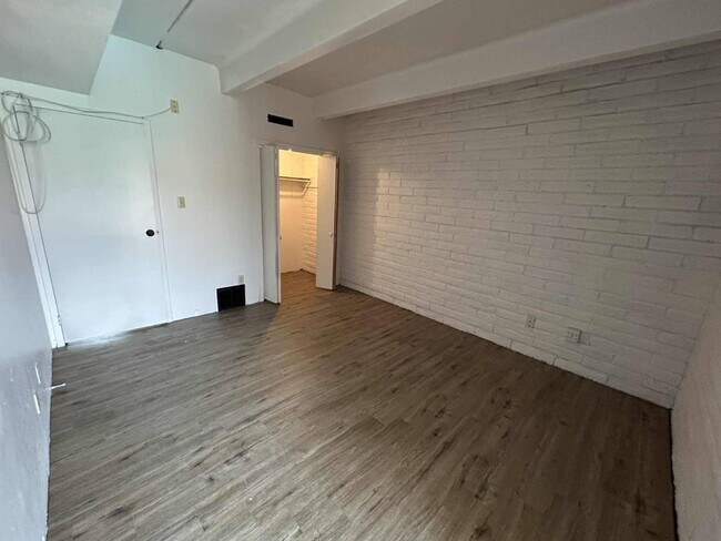 Building Photo - 500 NE 15th St