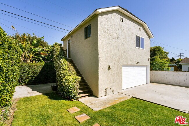 Building Photo - 1026 S Windsor Blvd