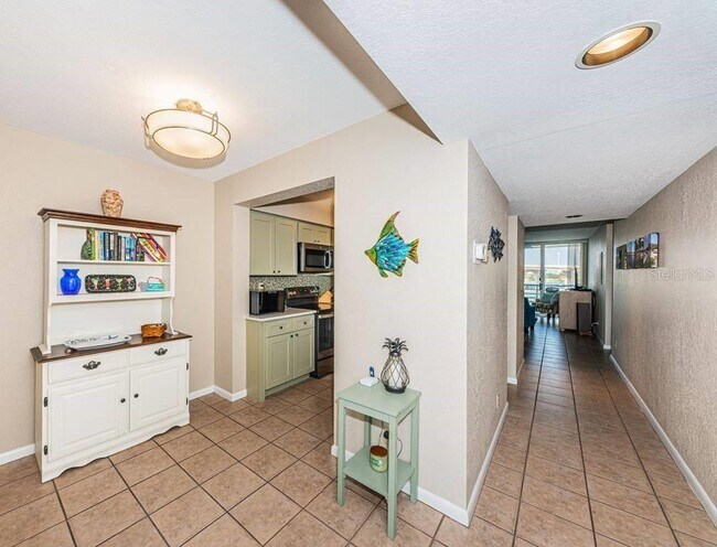 Building Photo - 5901 Bahia Del Mar Cir