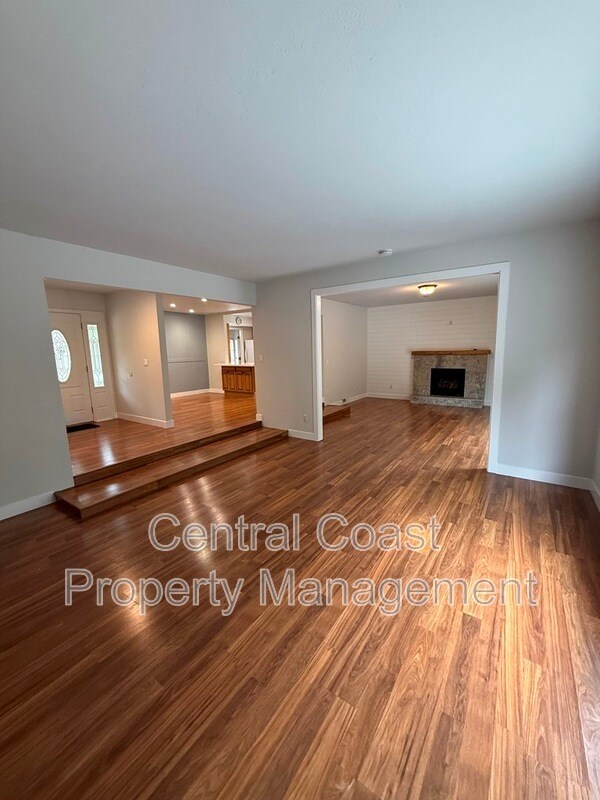 Building Photo - 9465 Valley Oak Way