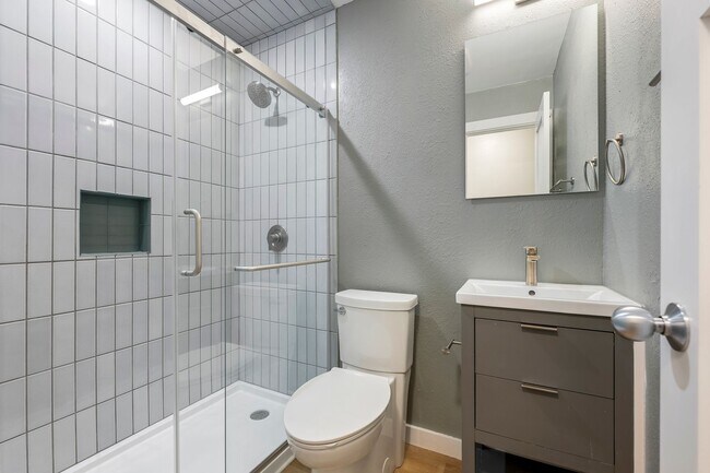 Building Photo - 811 N Pleasant St