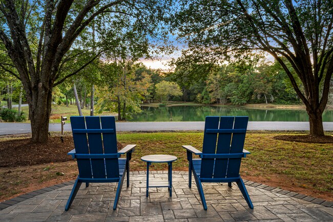 Front Patio Lakeview - 3415 Pinehill Rd