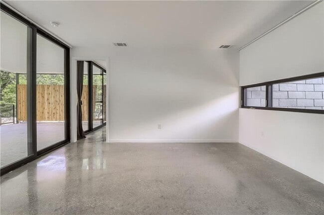 Building Photo - 9400 Shady Oaks Dr