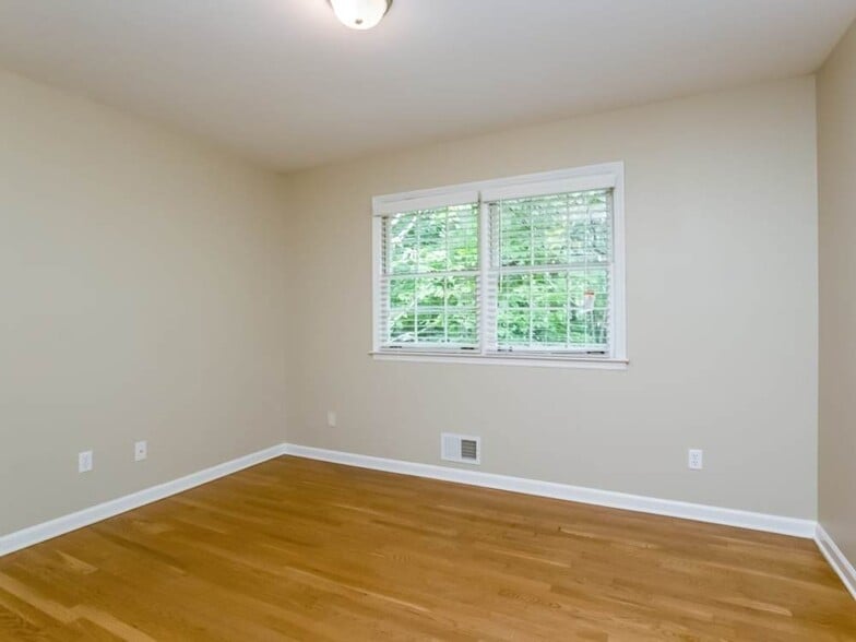 Building Photo - 680 Foxcroft Cir SE