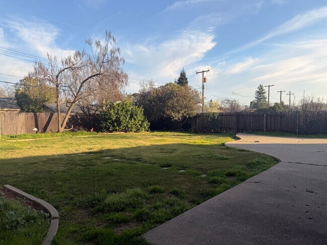 Building Photo - Spacious Home with Bonus Room And Huge Backyard in Quiet Neighborhood