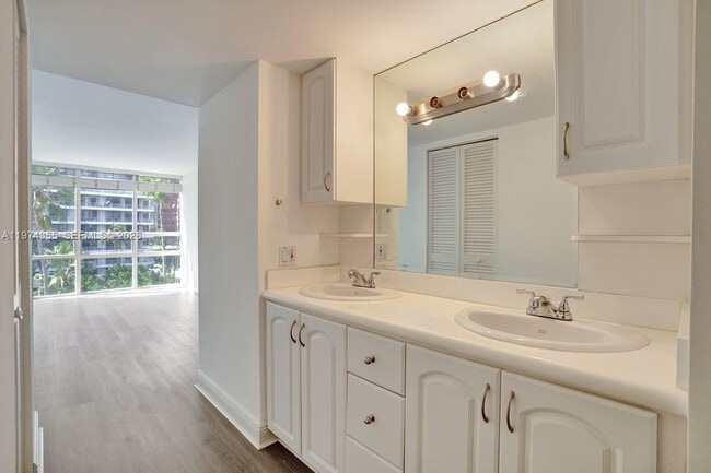 Building Photo - 1450 Brickell Bay Dr