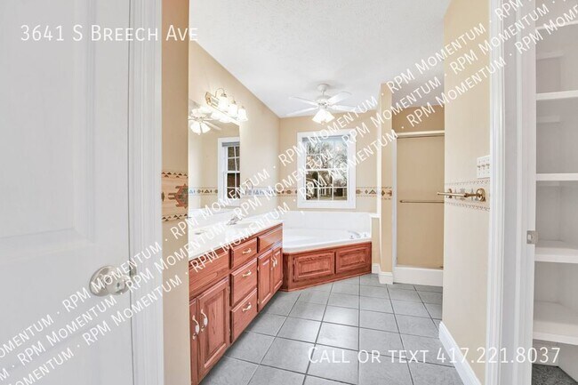 Building Photo - Chesterfield Village 3 Bedroom 2 Bath 2 Ca...