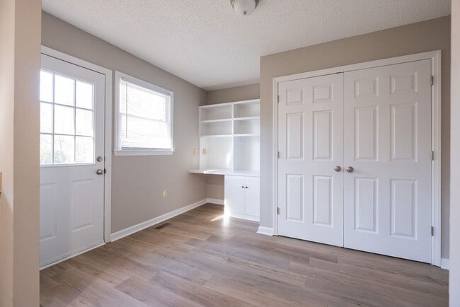 Building Photo - 125 Honeytree Dr