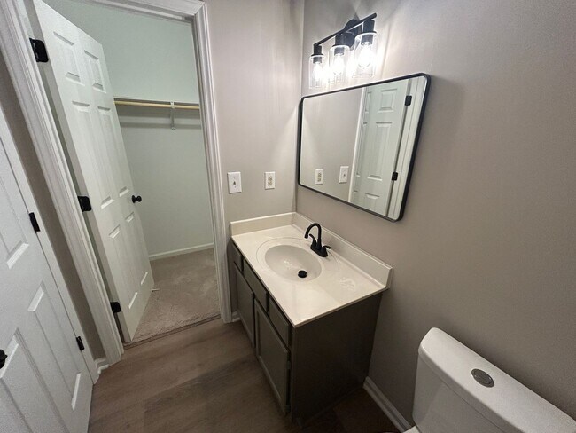 Building Photo - 2711 Ingleside Dr