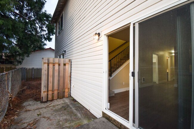 Building Photo - Newly Updated 2 Bedroom 1.5 Bath Townhouse...