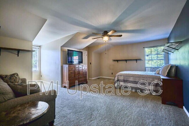 Building Photo - 430 Rosehaven Way