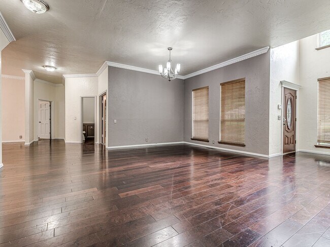 Building Photo - Spacious Home + East Edmond + 4 bedrooms