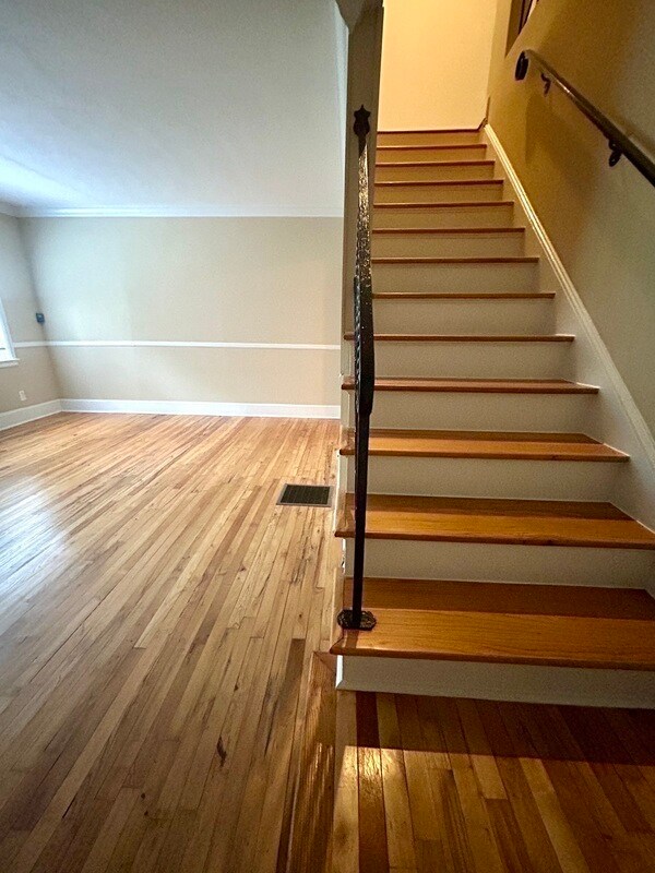 Building Photo - 204 N Laurel Ave