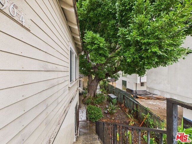 Building Photo - 1964 N Gower St