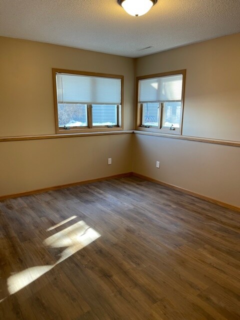 Building Photo - 413 Lilac Ln