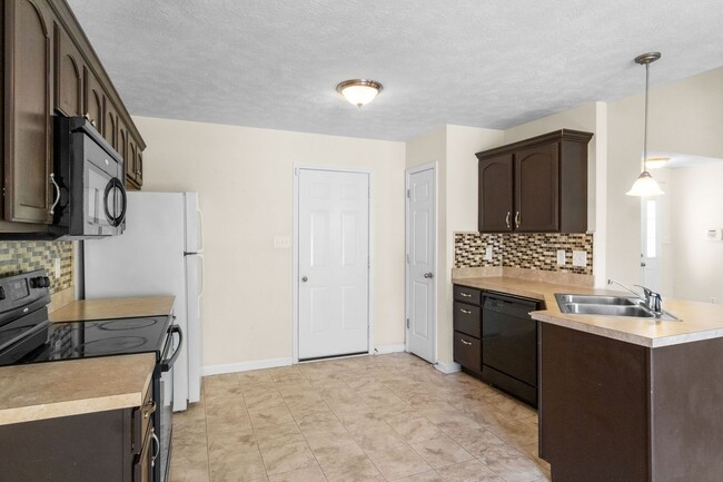 Building Photo - COMING SOON!    Cute home close to shoppin...