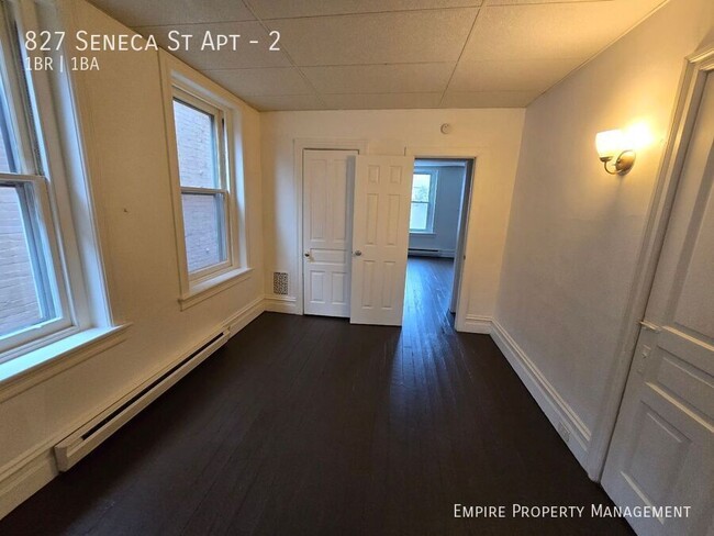 Building Photo - 2nd Floor: 1 Bedroom/ 1 Bathroom Apartment...