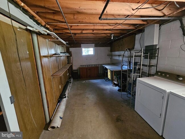 Building Photo - 14236 Caroline St