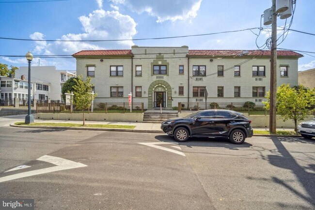 Building Photo - 315 Evarts St NE