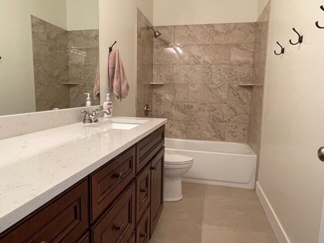 Building Photo - Single-Level 2 Bed / 2 Bath | Garage Available June 1st