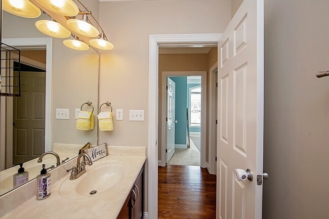 Building Photo - 331 Ridgeway Ct