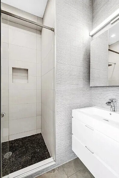 Building Photo - 356 W 21st St