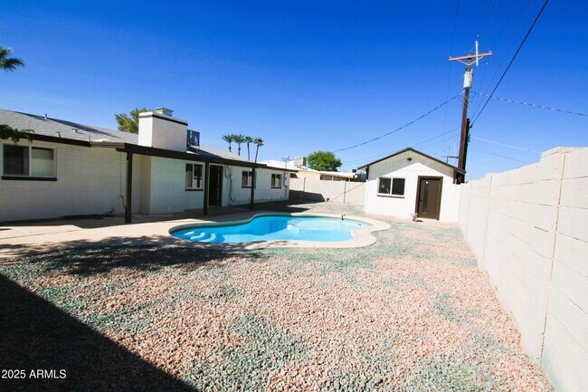 Building Photo - 443 N Sycamore