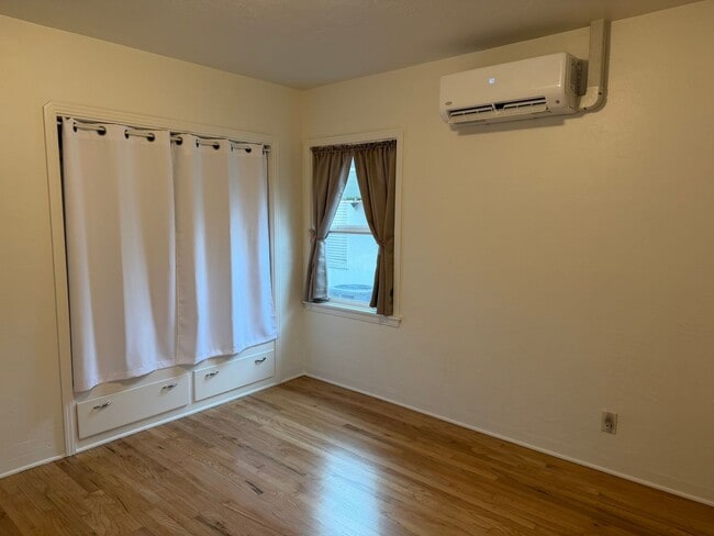 Building Photo - Great 2 bedroom 1 bath ready to move in