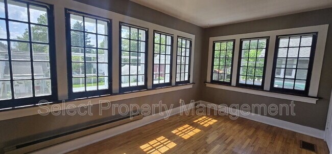 Building Photo - 912 Loree St
