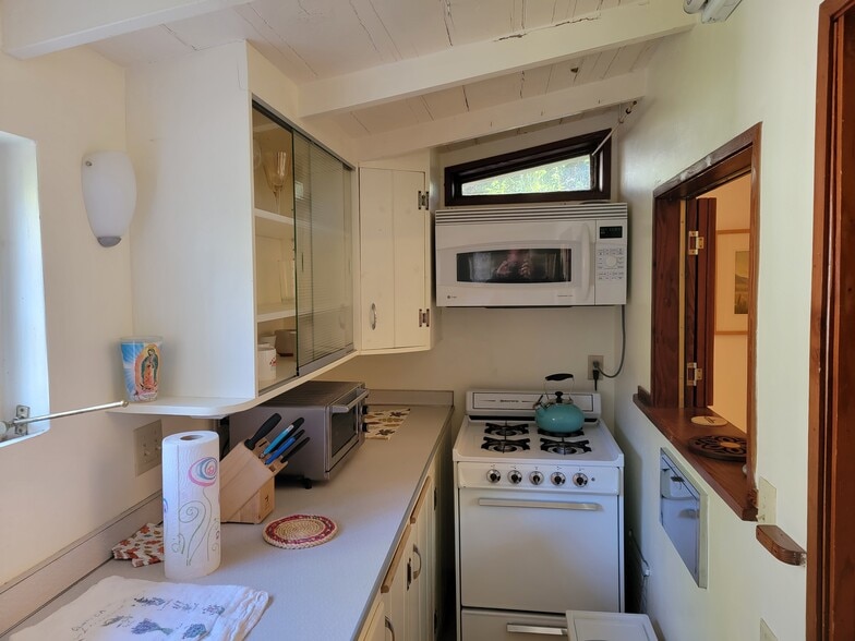 Kitchen with stove - 311 Palomar Rd