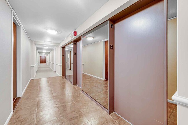 Building Photo - 5445 Edgewater Plaza