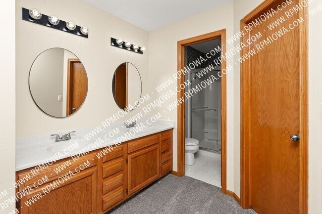 Building Photo - 8912 Highland Oaks Dr