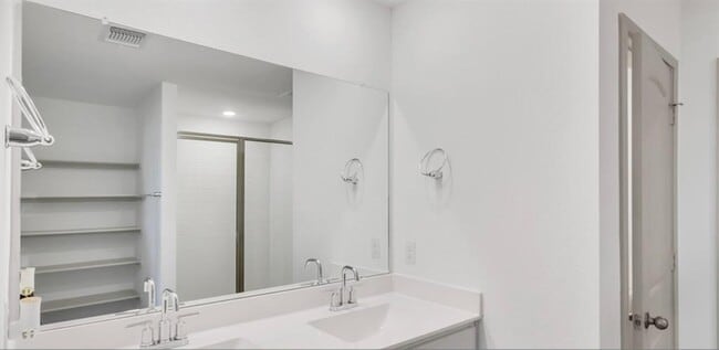 Building Photo - 207 Sweetwater Crk Ln