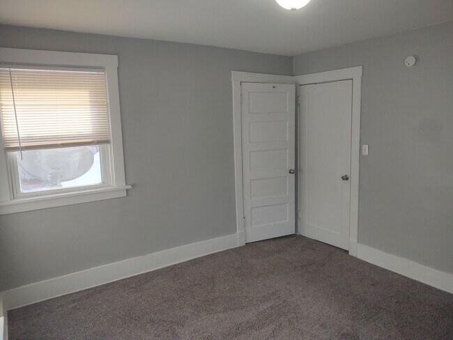 Building Photo - SW 201/203  E Locust