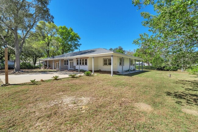 Building Photo - Charming home with large garage & attached...