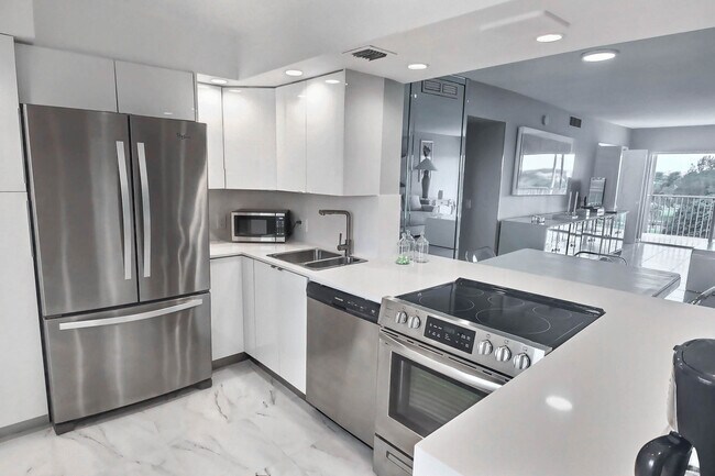 Building Photo - 3050 N Palm Aire Dr