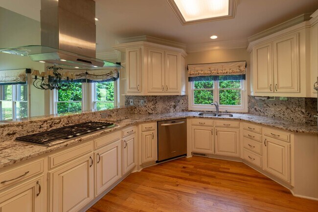 Building Photo - 3200 Brookside Dr