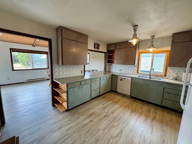 Building Photo - Ocean Park 2-Story Home, Deck with Views, Separate Living Spaces