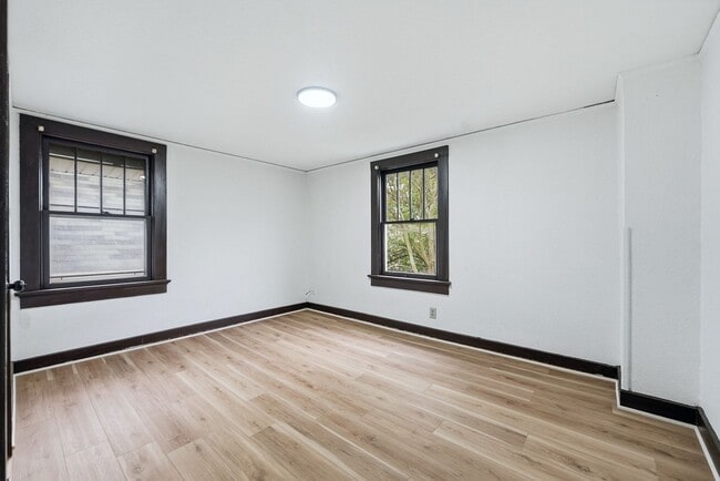 Building Photo - Freshly Updated 3BR Home