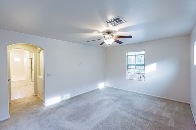 Building Photo - 4 Bedroom home located in Mountain's Edge