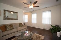 Building Photo - 3 bedroom in Chicago IL 60614