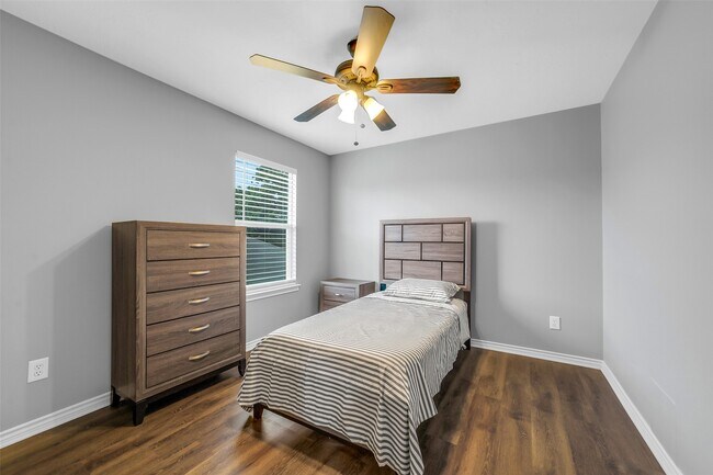 Building Photo - 2214 Shady Pine Dr