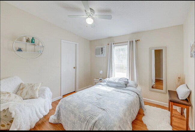 Building Photo - 716 21st St