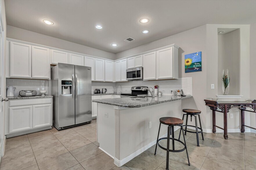 Building Photo - 711 Rolling Oak Dr