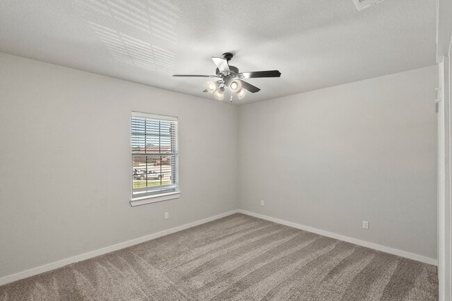 Building Photo - 415 Goldilocks Ln